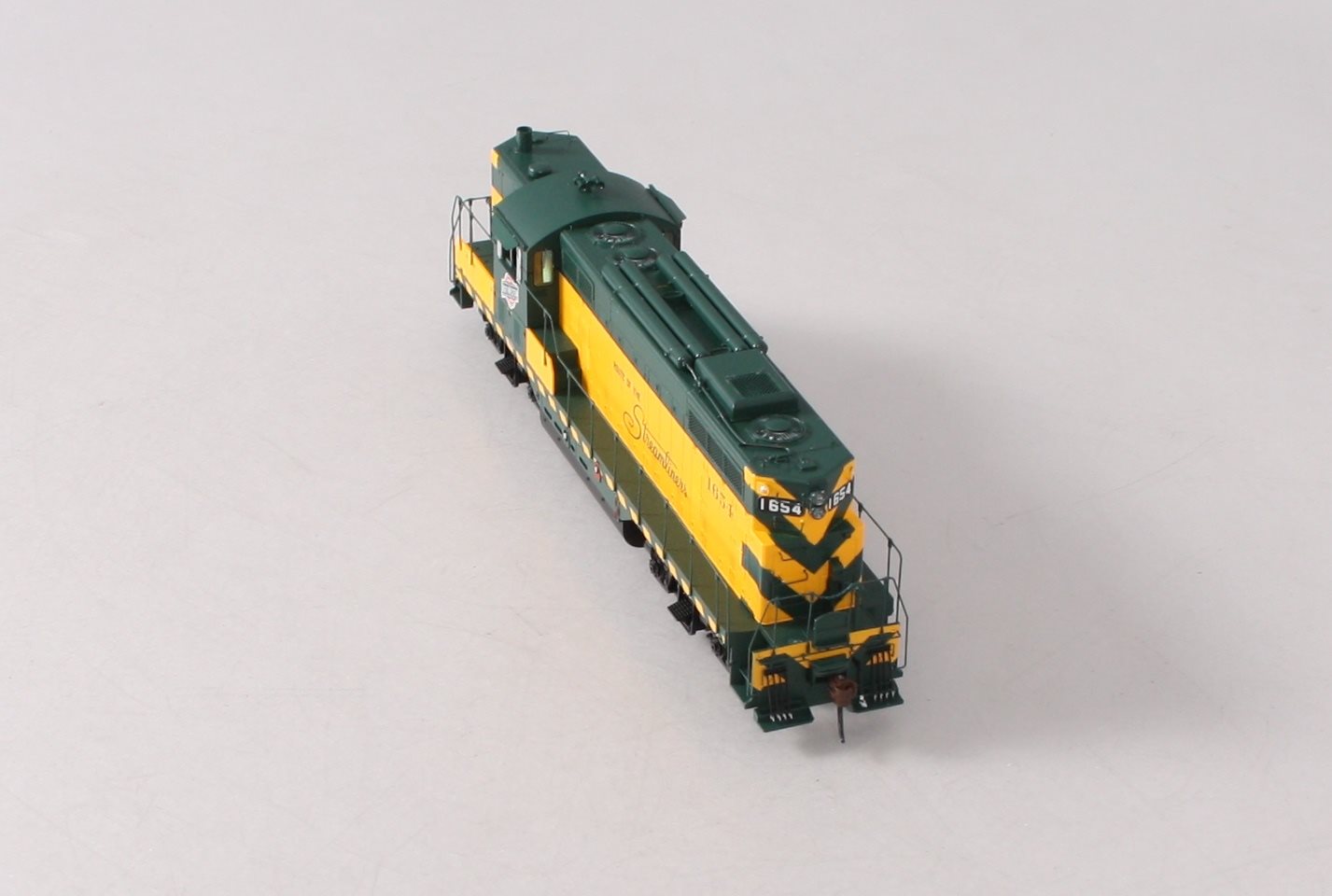 Athearn G62905 HO C&NW GP7 Diesel Locomotive w/DCC & Sound #1654