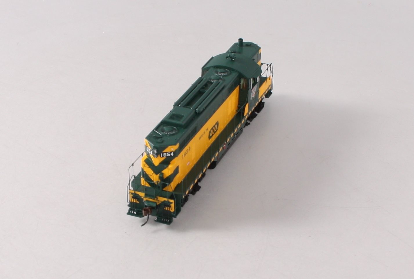 Athearn G62905 HO C&NW GP7 Diesel Locomotive w/DCC & Sound #1654