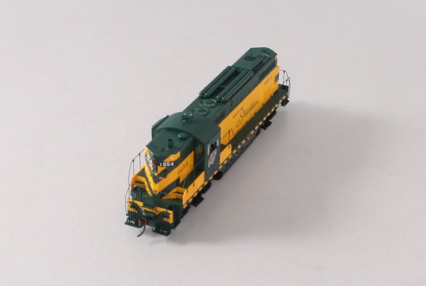 Athearn G62905 HO C&NW GP7 Diesel Locomotive w/DCC & Sound #1654