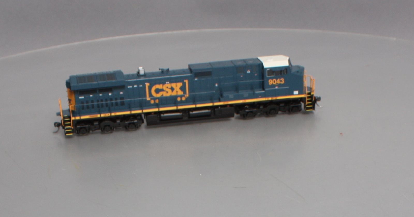 Athearn 29241 HO Scale CSX Dash 9-44CW Diesel Engine #9043