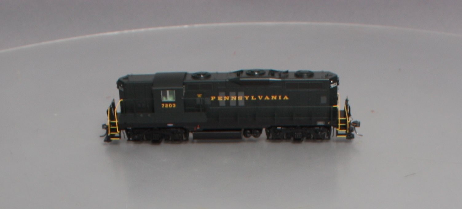 Athearn G62813 HO PRR GP9 Phase III Diesel Locomotive #7203 -DC