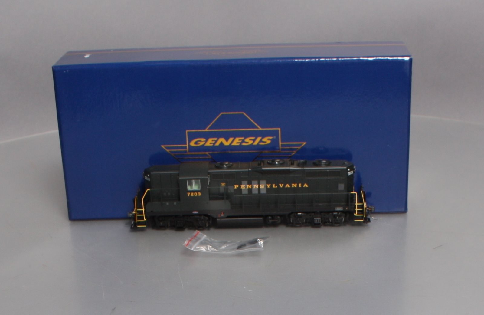 Athearn G62813 HO PRR GP9 Phase III Diesel Locomotive #7203 -DC