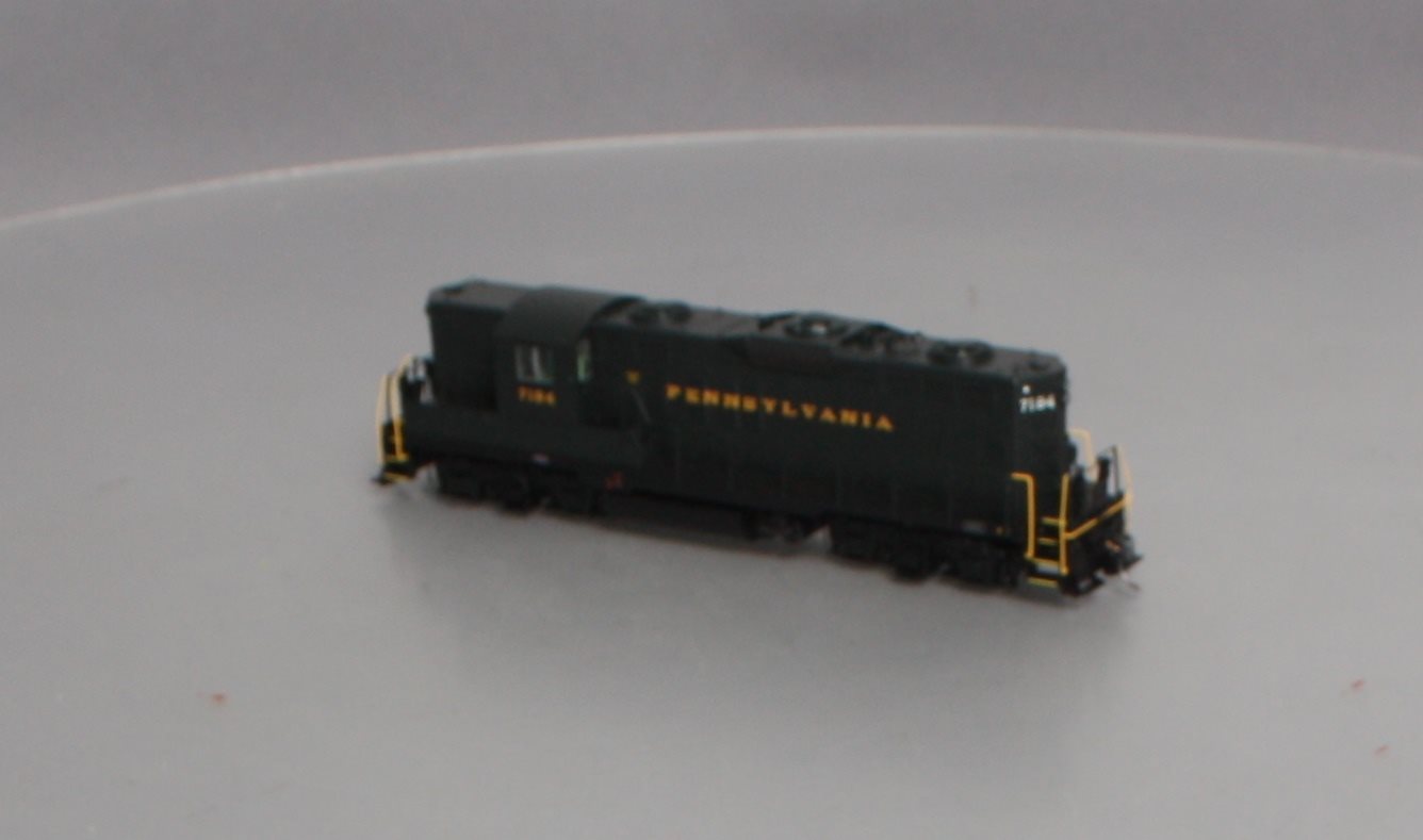 Athearn G62812 HO Pennsylvania Railroad GP9 Diesel Locomotive #7184