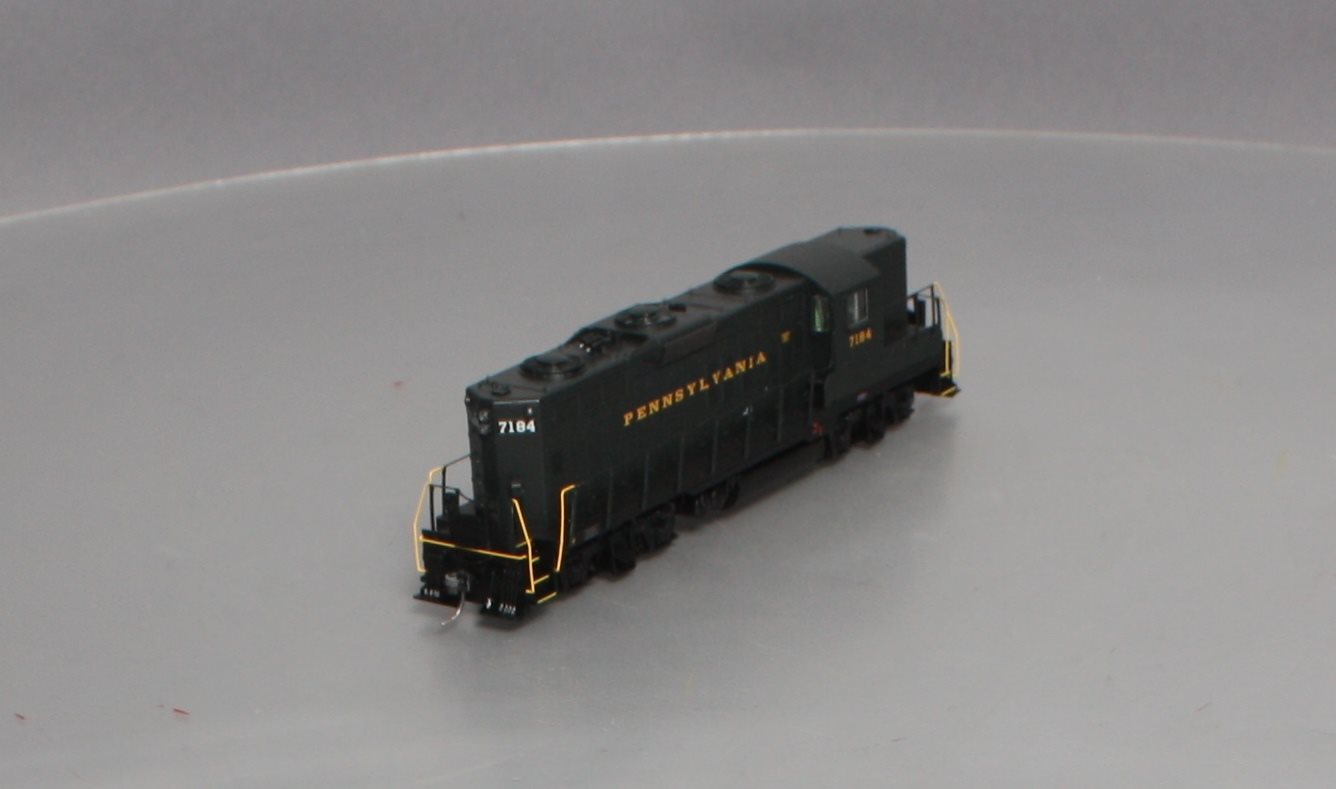 Athearn G62812 HO Pennsylvania Railroad GP9 Diesel Locomotive #7184