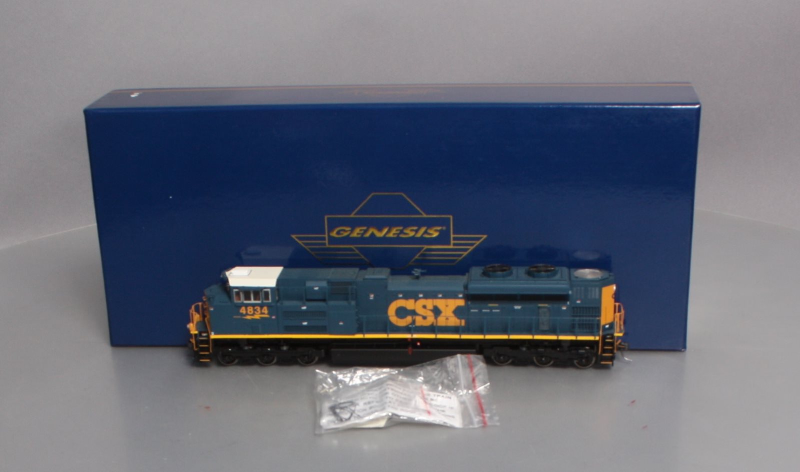 Athearn G68597 HO CSX/YN3 SD70ACe Heritage #4834 – Trainz
