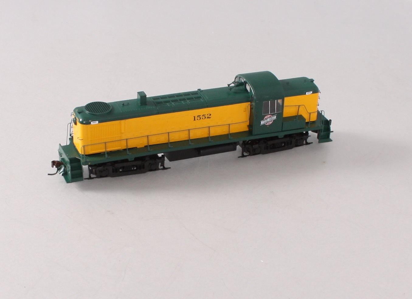 Athearn 94096 HO Chicago & North Western Alco RS-3 Diesel Locomotive #1552