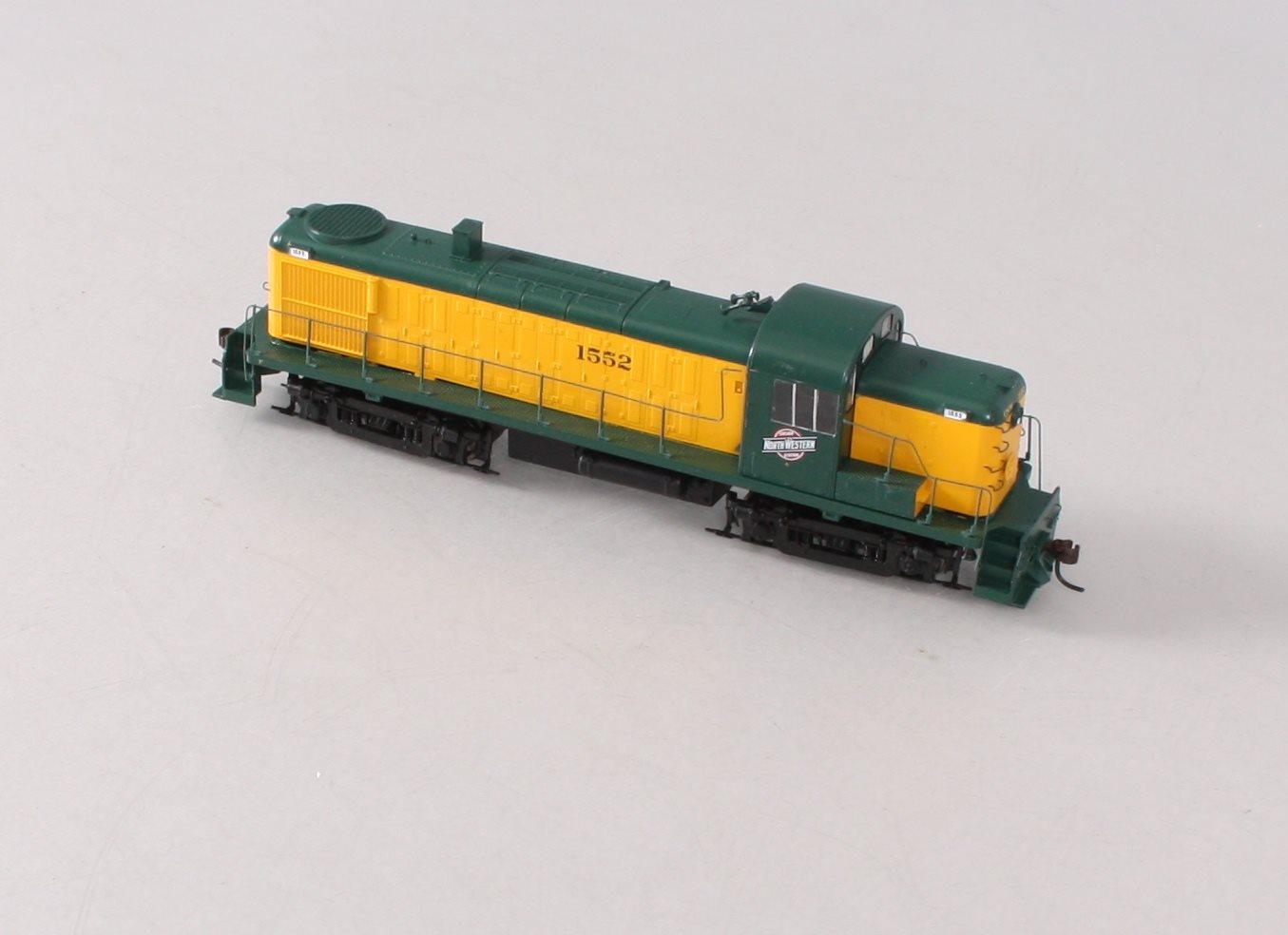Athearn 94096 HO Chicago & North Western Alco RS-3 Diesel Locomotive #1552