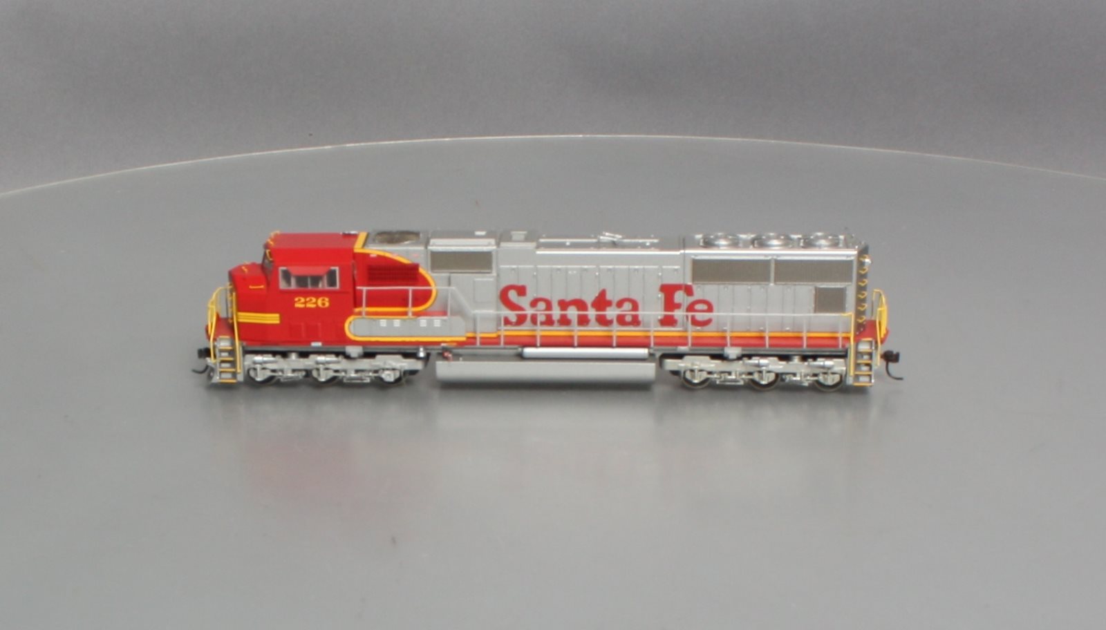 Athearn G62207 HO Scale Santa Fe/Warbonnet SD75M Diesel Locomotive #226