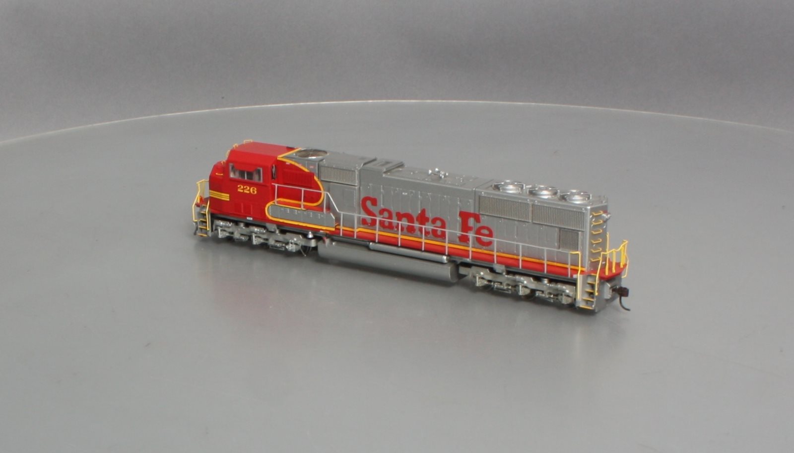Athearn G62207 HO Scale Santa Fe/Warbonnet SD75M Diesel Locomotive #226
