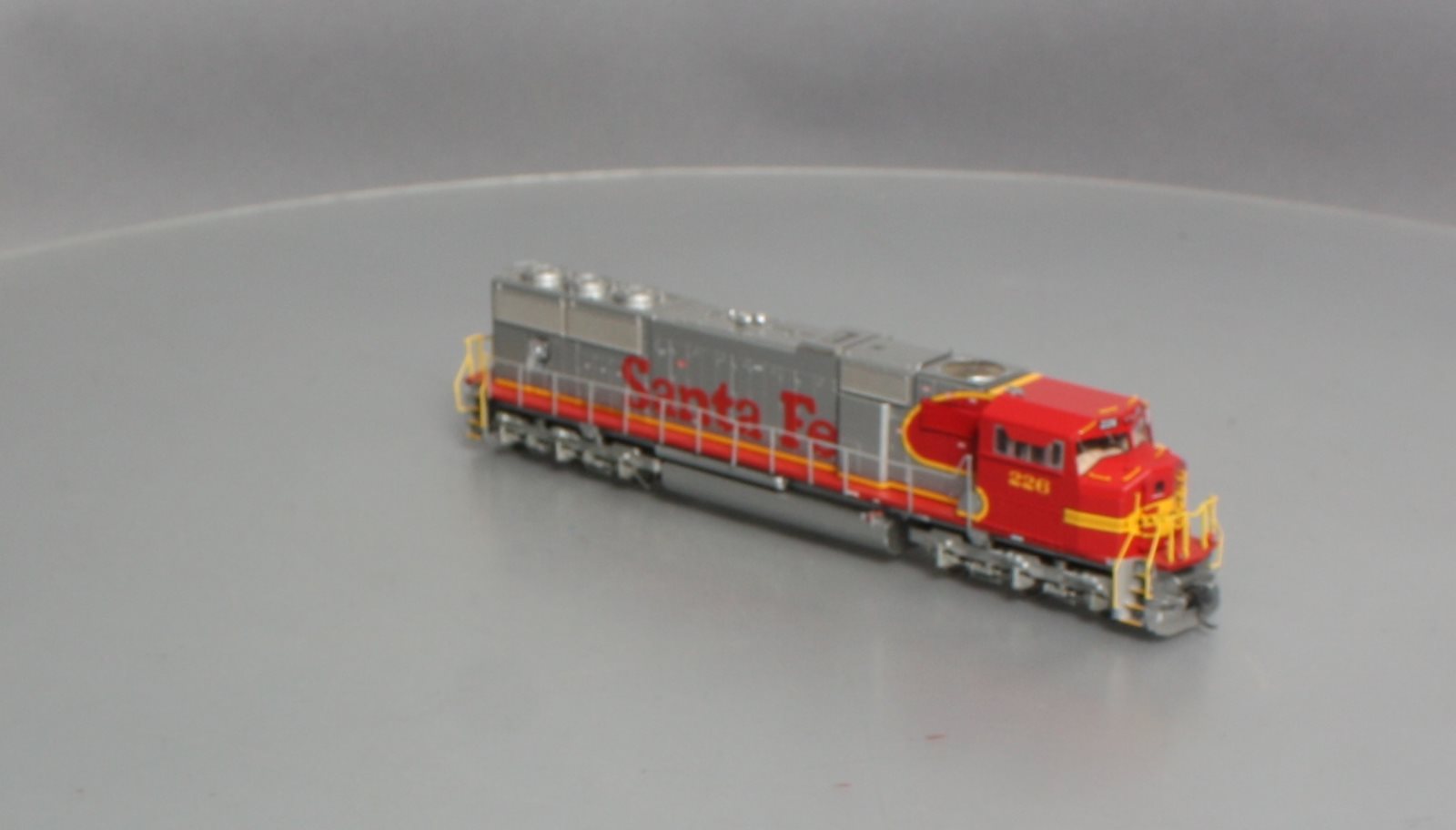 Athearn G62207 HO Scale Santa Fe/Warbonnet SD75M Diesel Locomotive #226