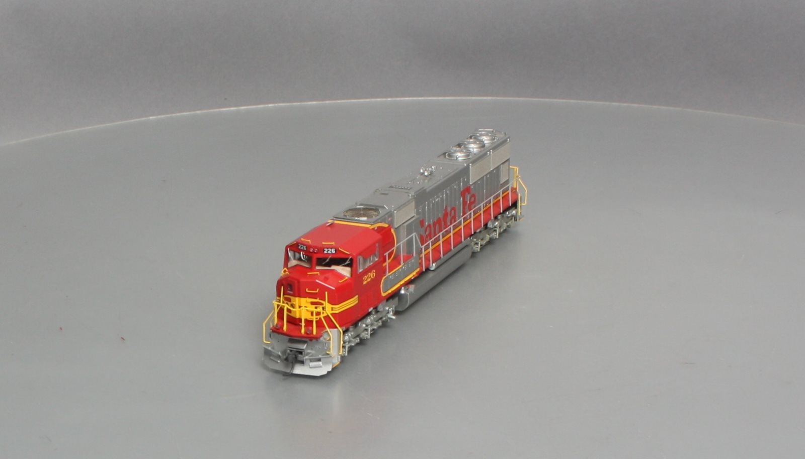 Athearn G62207 HO Scale Santa Fe/Warbonnet SD75M Diesel Locomotive #226