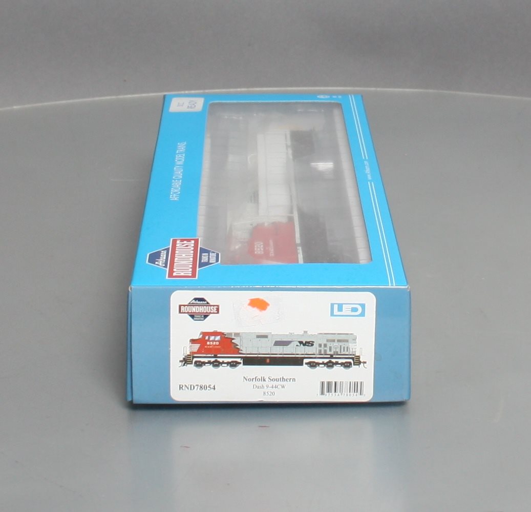 Roundhouse 78054 HO Norfolk Southern Dash 9-44CW Diesel Locomotive #8520