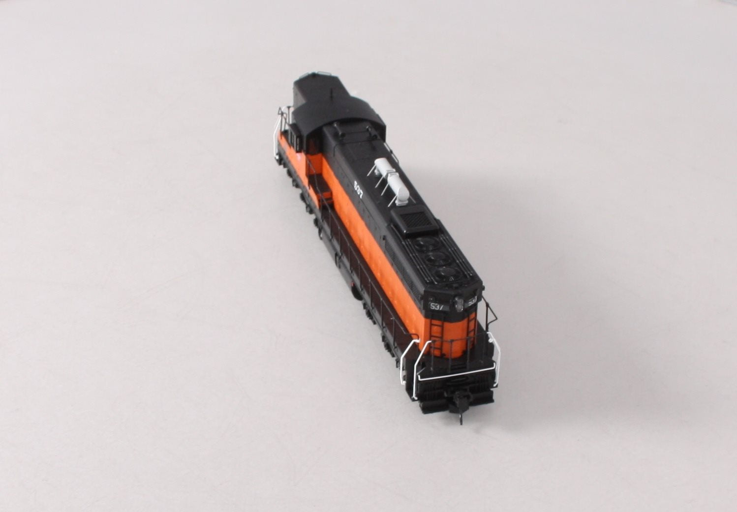 Walthers 920-48629 HO Milwaukee EMD SD9 Diesel Locomotive Standard