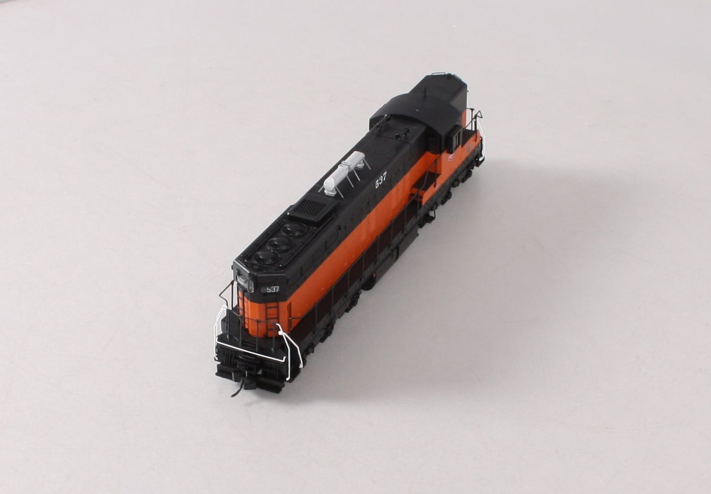 Walthers 920-48629 HO Milwaukee EMD SD9 Diesel Locomotive Standard DC #537