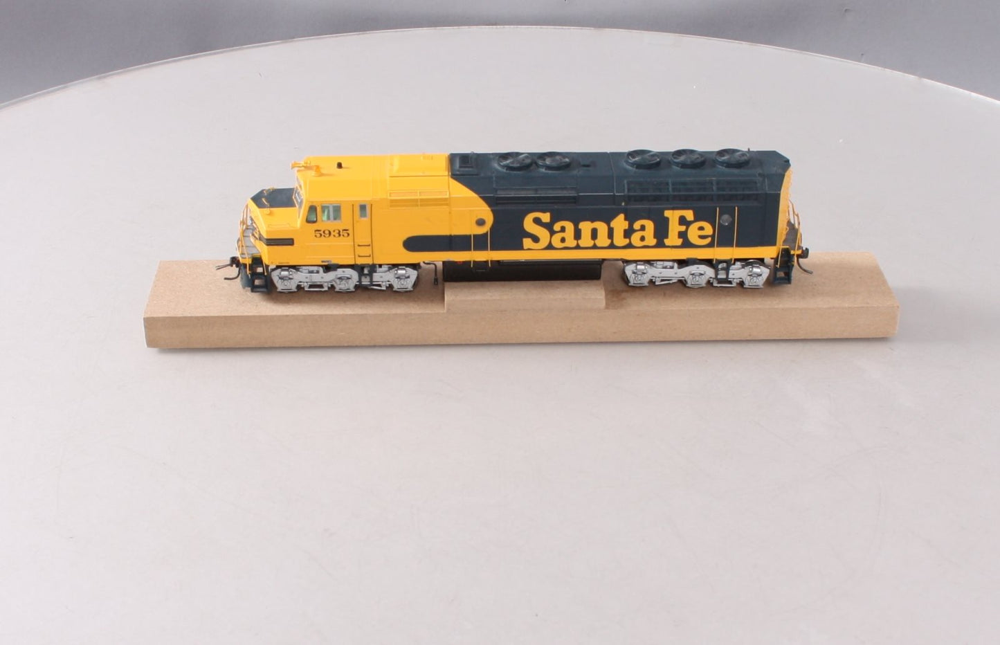 Athearn G67634 HO Santa Fe/Warbonnet F45 Diesel Locomotive w/DCC & Sound #5935