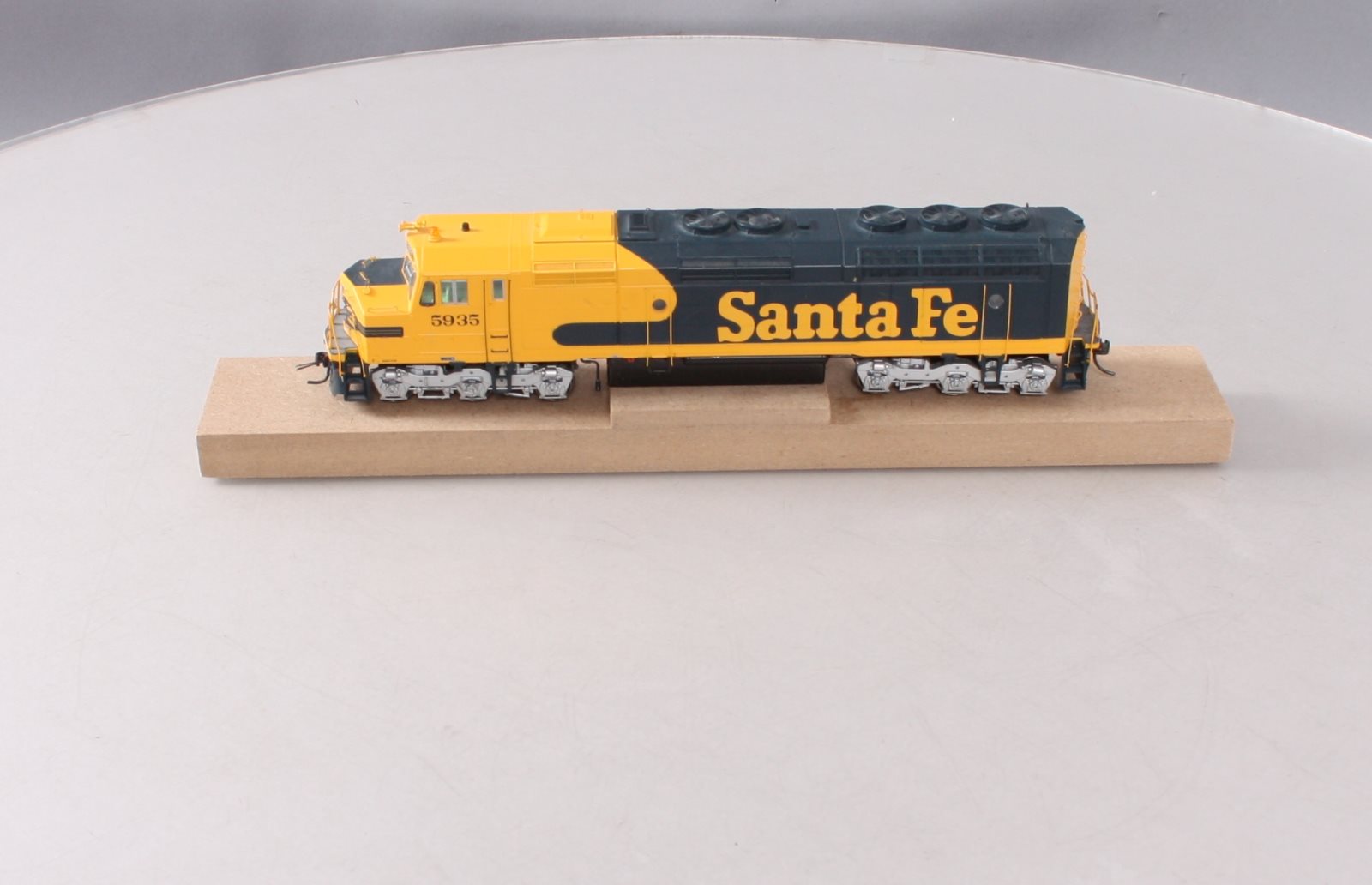 Athearn G67634 HO Santa Fe/Warbonnet F45 Diesel Locomotive w/DCC & Sound #5935