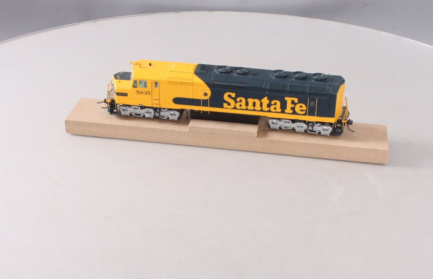 Athearn G67634 HO Santa Fe/Warbonnet F45 Diesel Locomotive w/DCC & Sound #5935