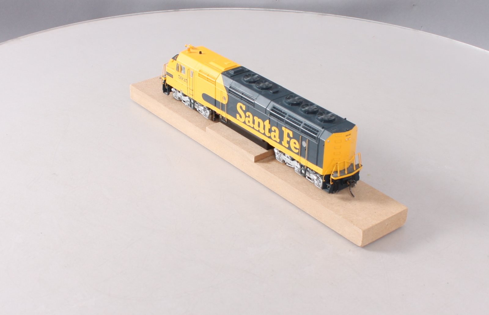 Athearn G67634 HO Santa Fe/Warbonnet F45 Diesel Locomotive w/DCC & Sound #5935