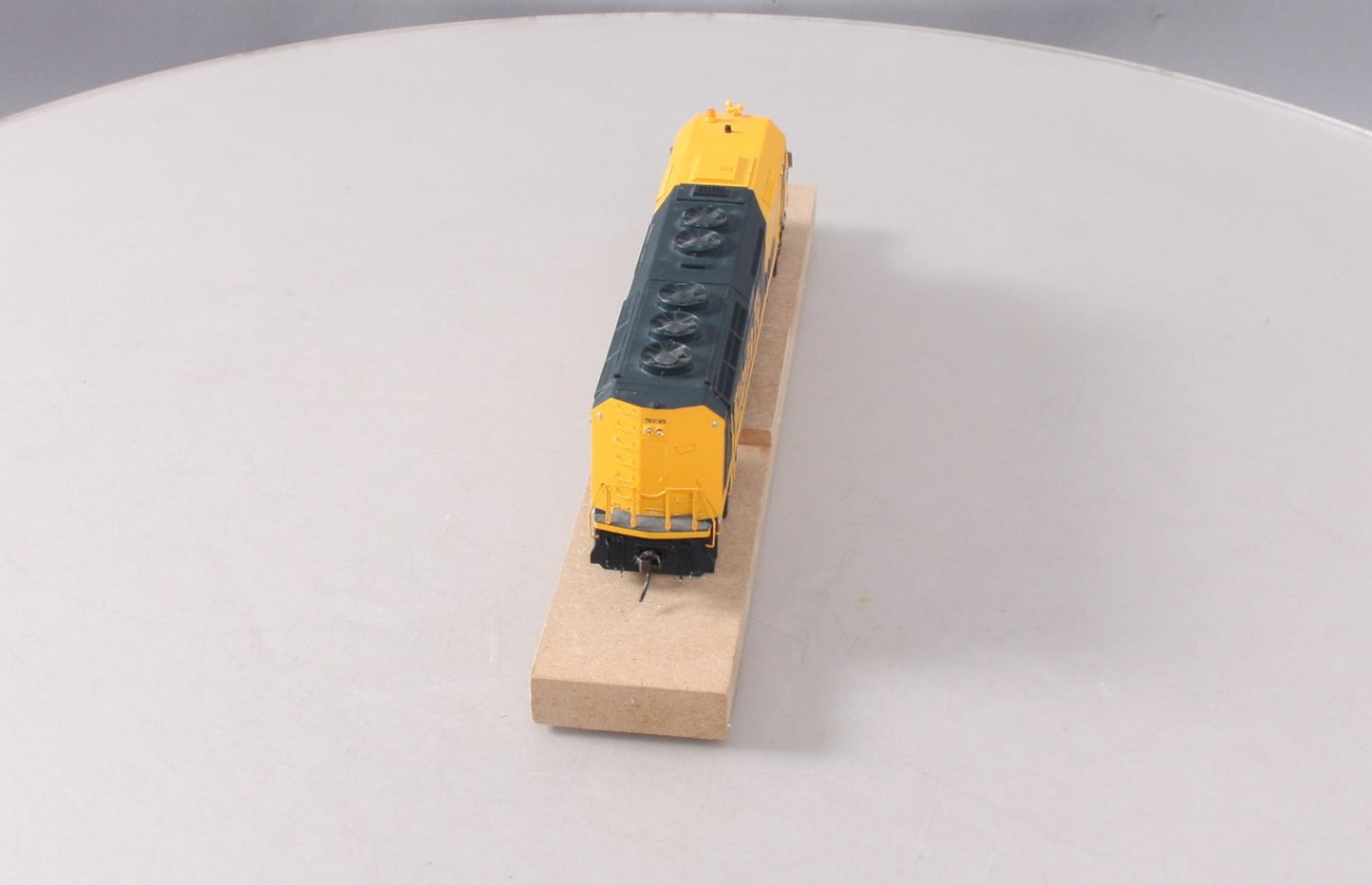 Athearn G67634 HO Santa Fe/Warbonnet F45 Diesel Locomotive w/DCC & Sound #5935