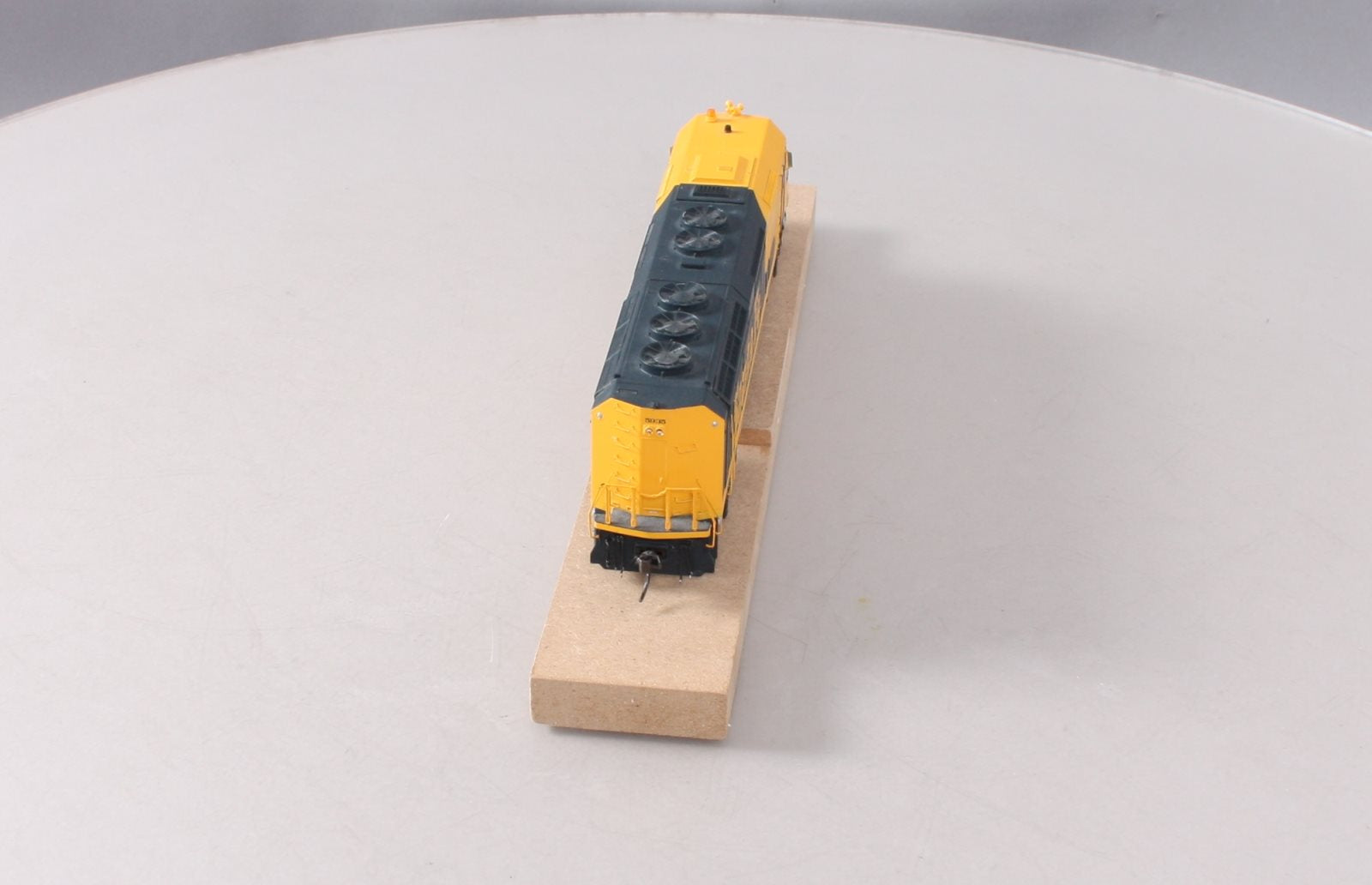 Athearn G67634 HO Santa Fe/Warbonnet F45 Diesel Locomotive w/DCC & Sound #5935