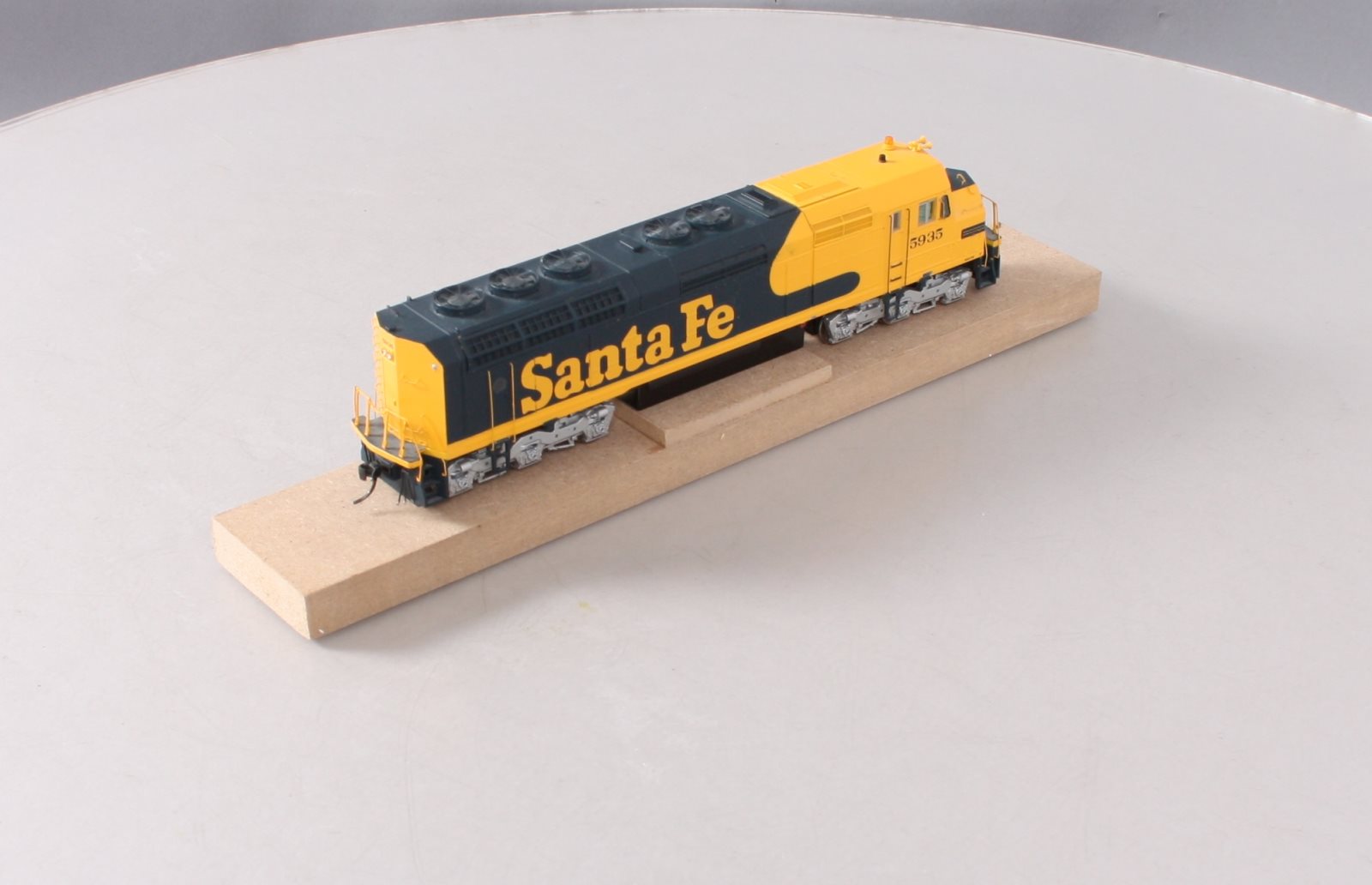 Athearn G67634 HO Santa Fe/Warbonnet F45 Diesel Locomotive w/DCC & Sound #5935