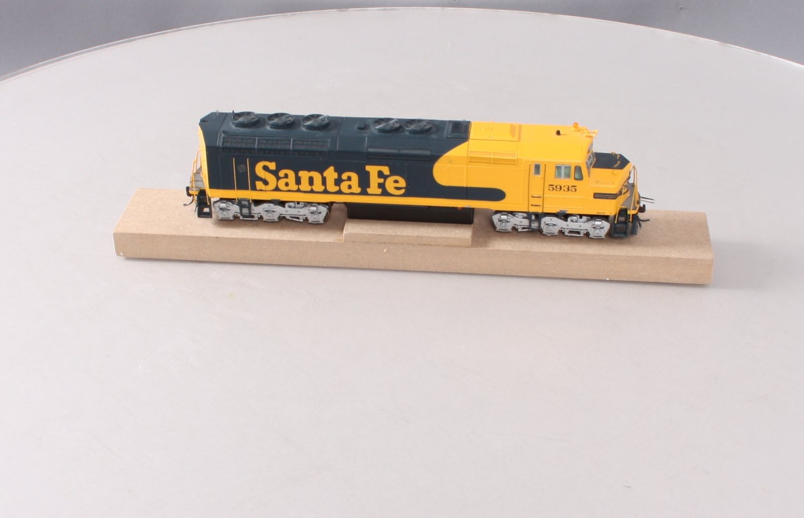Athearn G67634 HO Santa Fe/Warbonnet F45 Diesel Locomotive w/DCC & Sound #5935