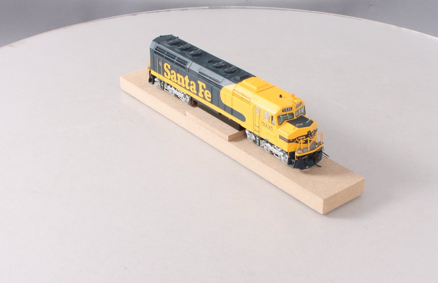 Athearn G67634 HO Santa Fe/Warbonnet F45 Diesel Locomotive w/DCC & Sound #5935