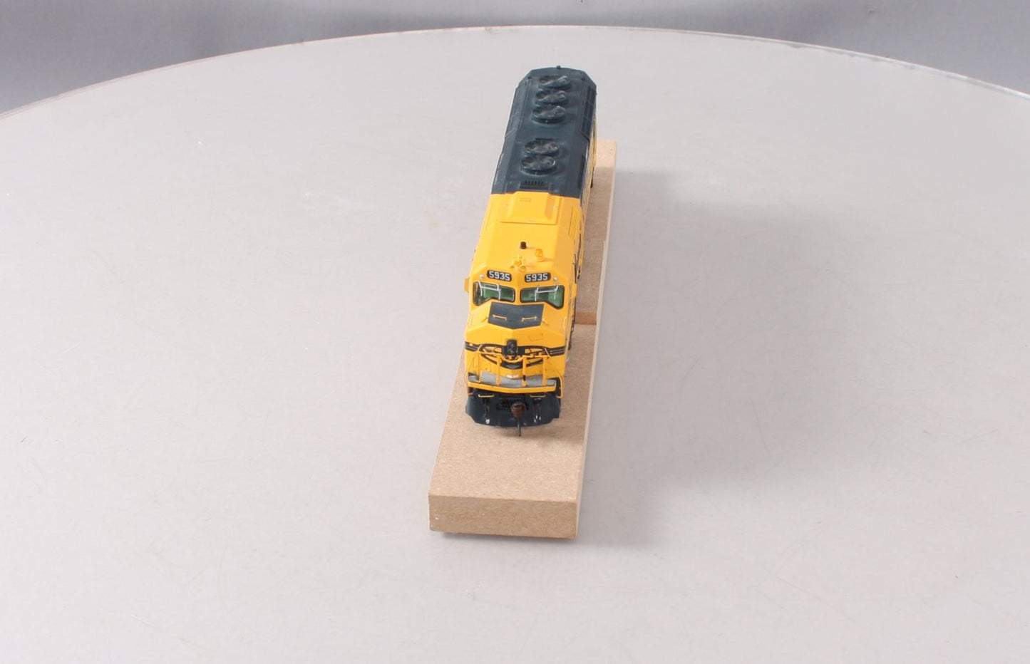 Athearn G67634 HO Santa Fe/Warbonnet F45 Diesel Locomotive w/DCC & Sound #5935
