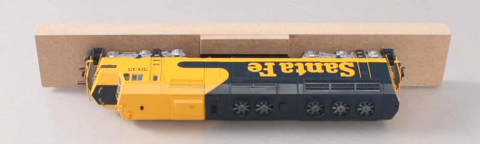 Athearn G67634 HO Santa Fe/Warbonnet F45 Diesel Locomotive w/DCC & Sound #5935