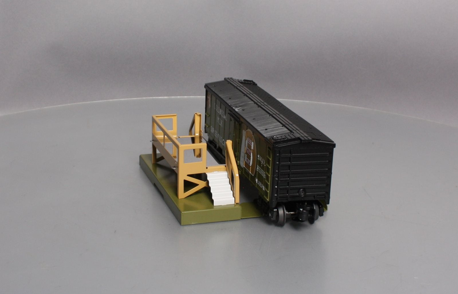 Lionel 6-83252 O Gold Medal Operating Milk Car with Platform