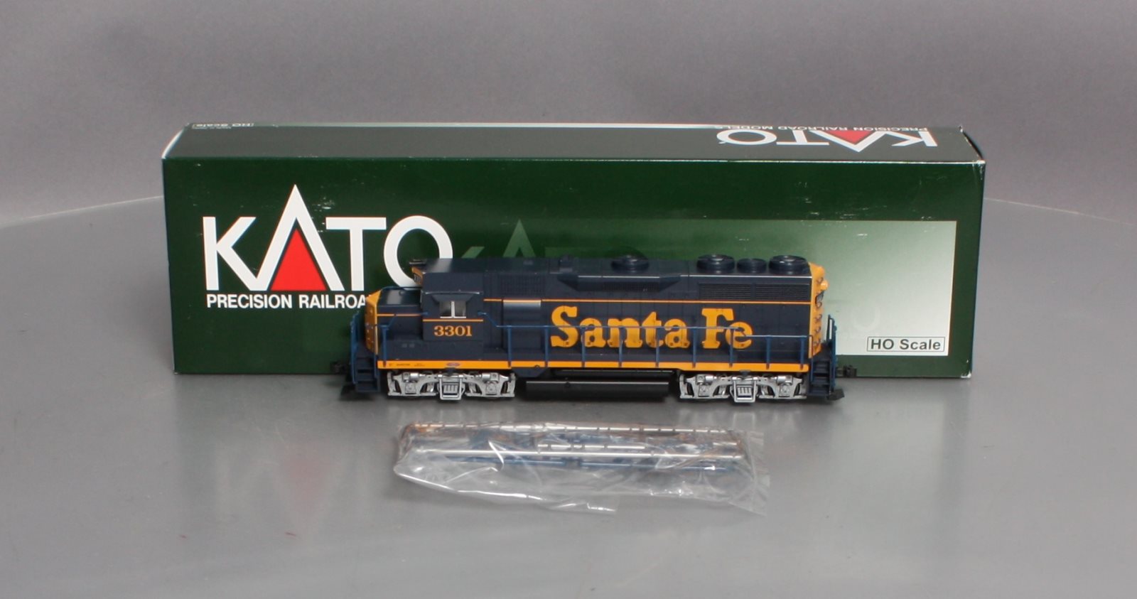 Kato 37-3021 HO Santa Fe EMD GP35 Phase IA Diesel Locomotive #3301