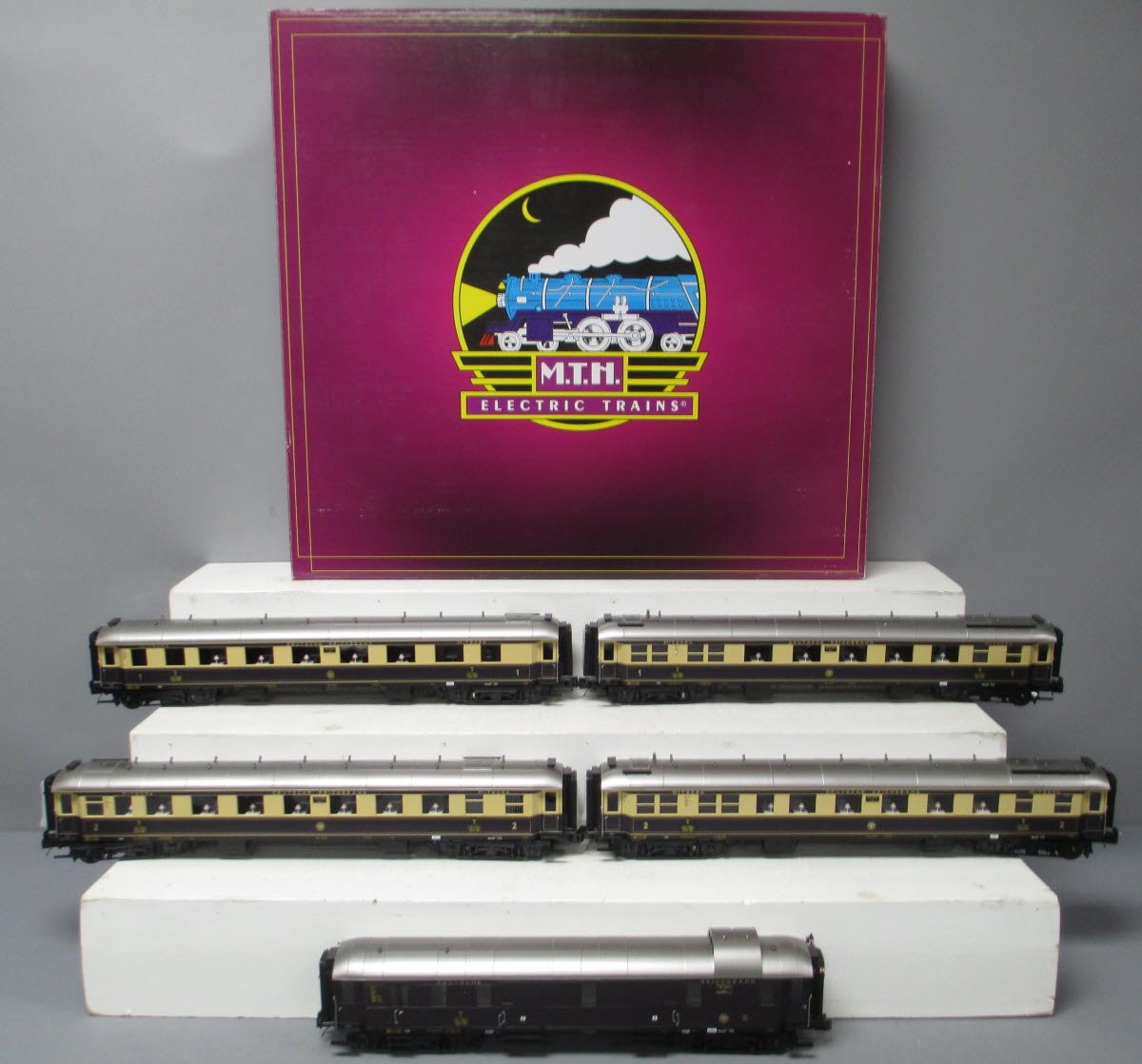 MTH 20-60017 Deutsche Reichsbahn Standard Hi-Rail Passenger Set