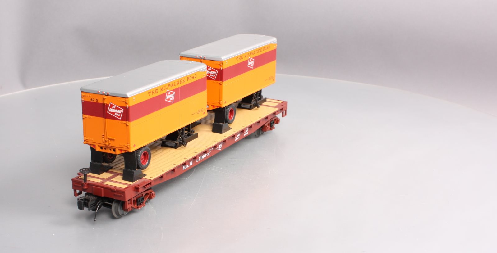 MTH 20-98697 Milwaukee Road Flat Car with 2 PUP Trailers #57010