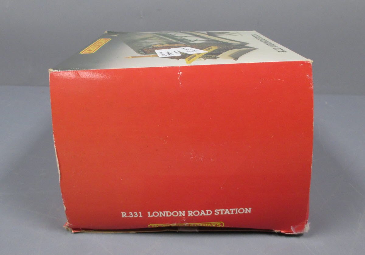 Hornby R331 Hornby R33 OO London Road Station