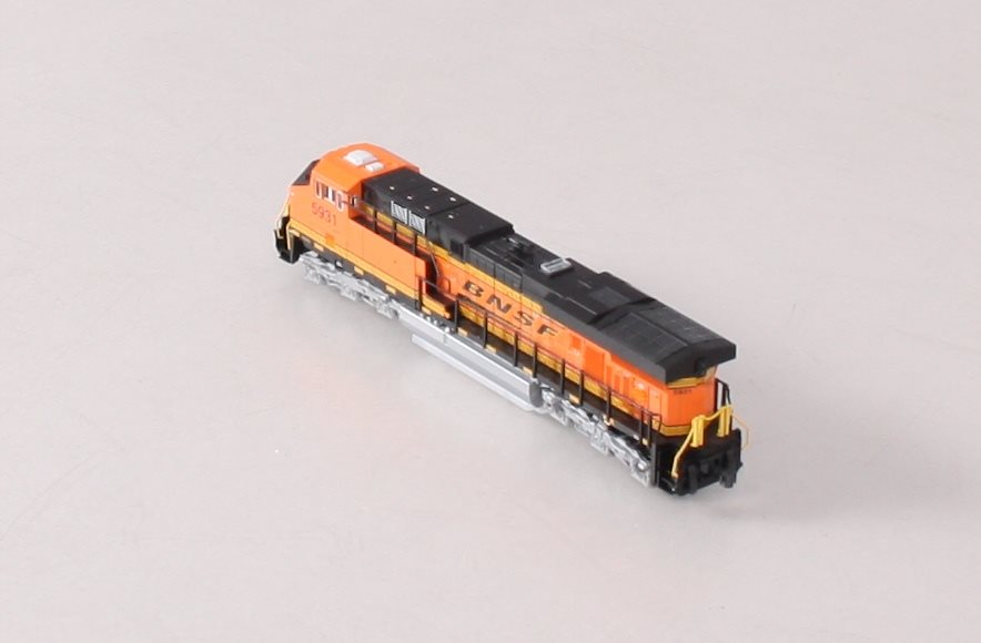 Kato 176-8931 N Burlington Northern Santa Fe GE ES44AC Diesel Loco #5931