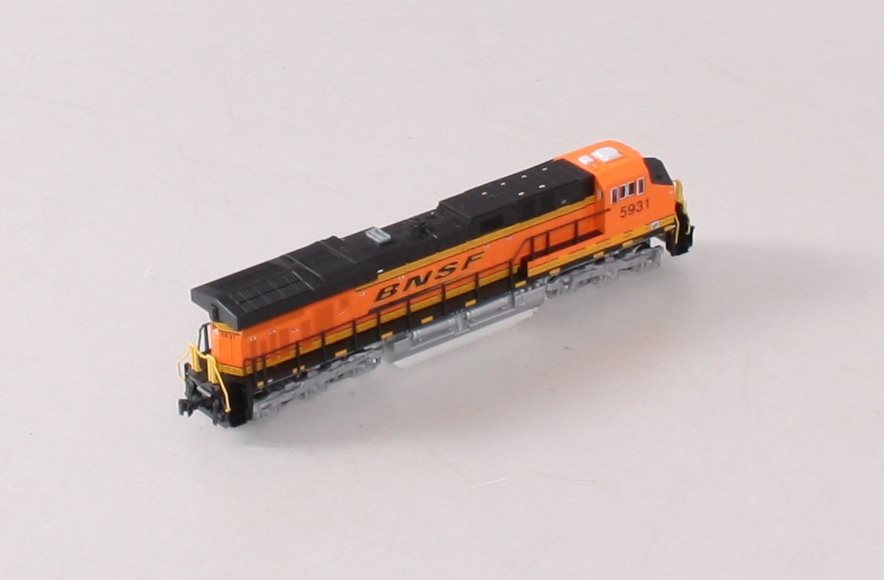 Kato 176-8931 N Burlington Northern Santa Fe GE ES44AC Diesel Loco #5931
