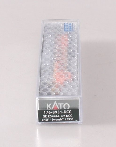 Kato 176-8931 N Burlington Northern Santa Fe GE ES44AC Diesel Loco #5931