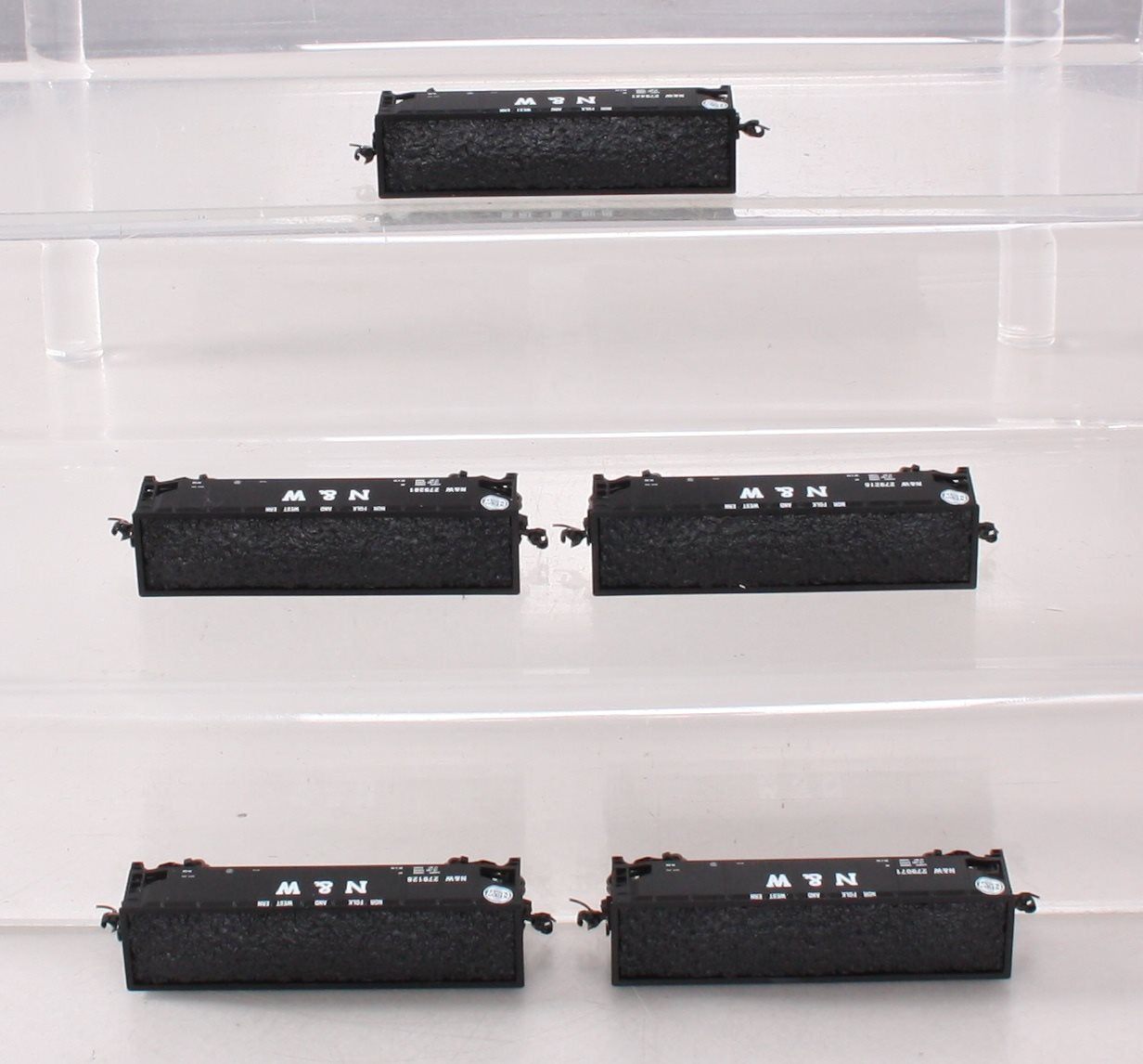 Athearn 11964 N Norfolk and Western 3-Bay Offset Hopper with Coal Load #2 (5)