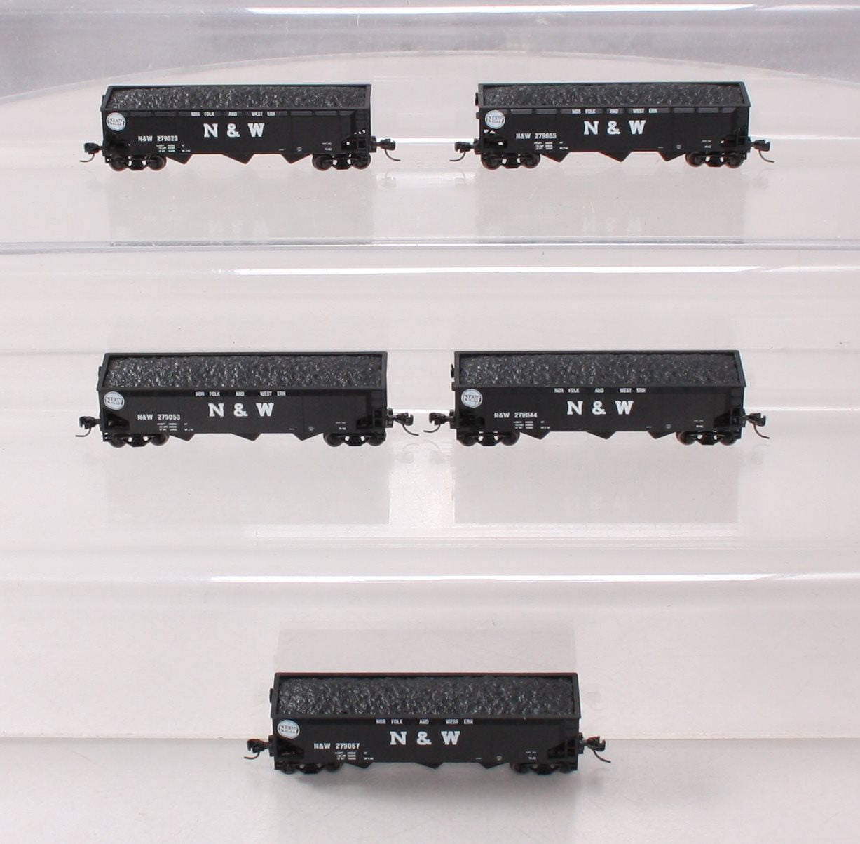 Athearn 11963 N Norfolk and Western 3-Bay Offset Hopper with Coal Load #1 (5)