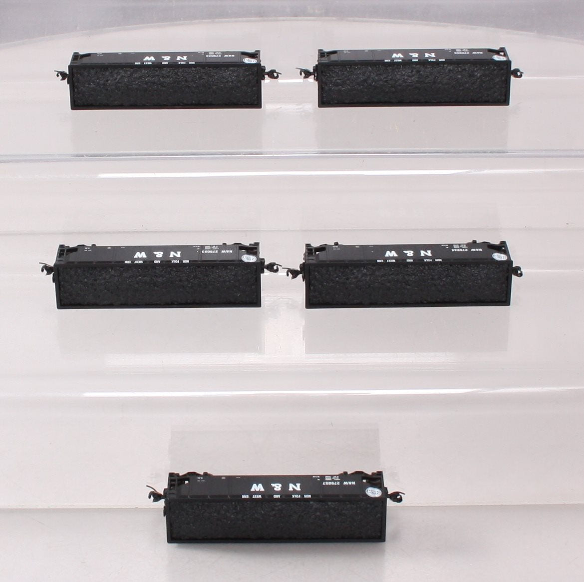 Athearn 11963 N Norfolk and Western 3-Bay Offset Hopper with Coal Load #1 (5)