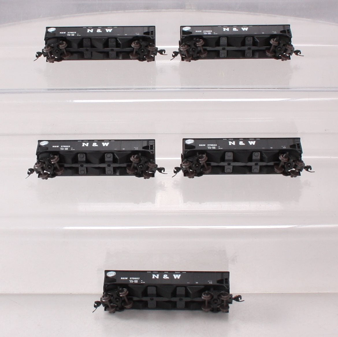 Athearn 11963 N Norfolk and Western 3-Bay Offset Hopper with Coal Load #1 (5)