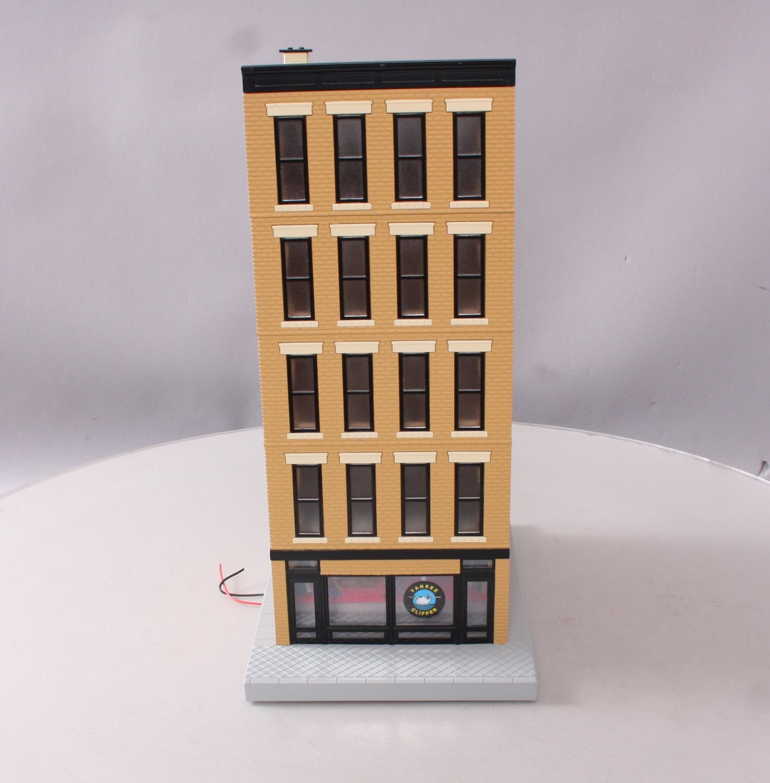 MTH 30-90381 O Gauge Yankee Clipper Hotel 5-Story w/Blinking Sign