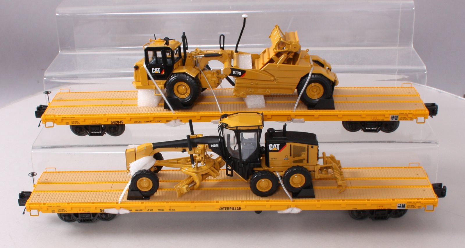 MTH 20-98790 O Gauge Caterpillar 60' Flat Car w/2 CAT 613G