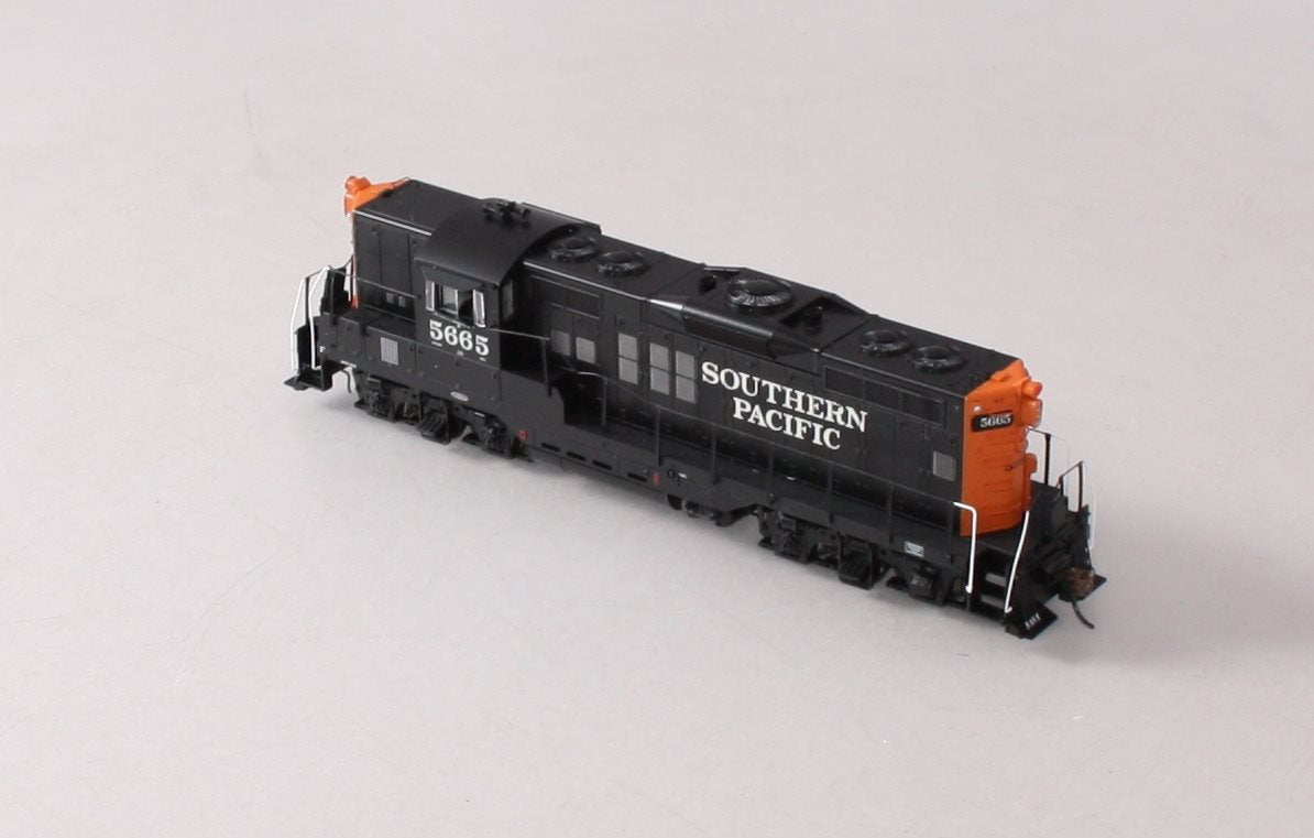 Athearn G64240 HO Southern Pacific GP9 Diesel Locomotive #5665 w/ DCC