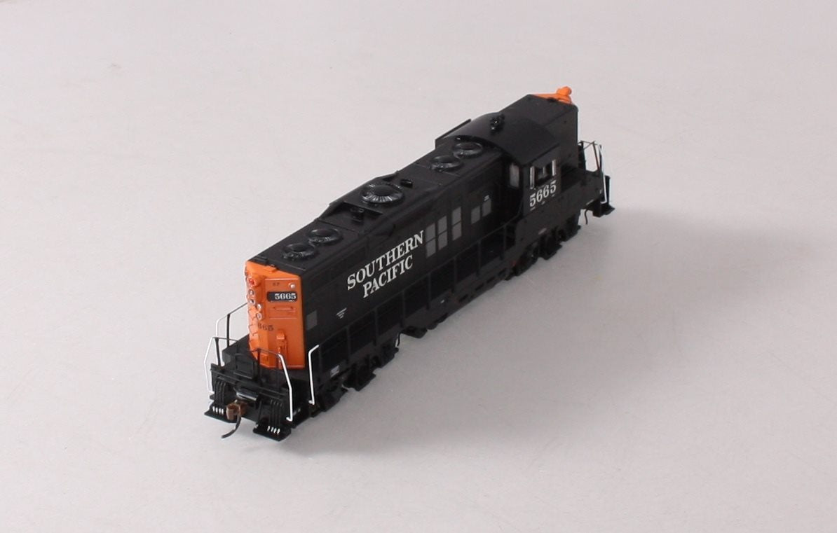 Athearn G64240 HO Southern Pacific GP9 Diesel Locomotive #5665 w/ DCC