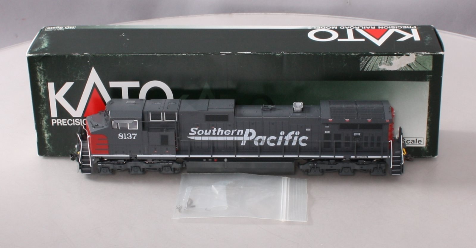 Kato 37-6622 HO Scale Southern Pacific C44-9W Diesel Locomotive #8137