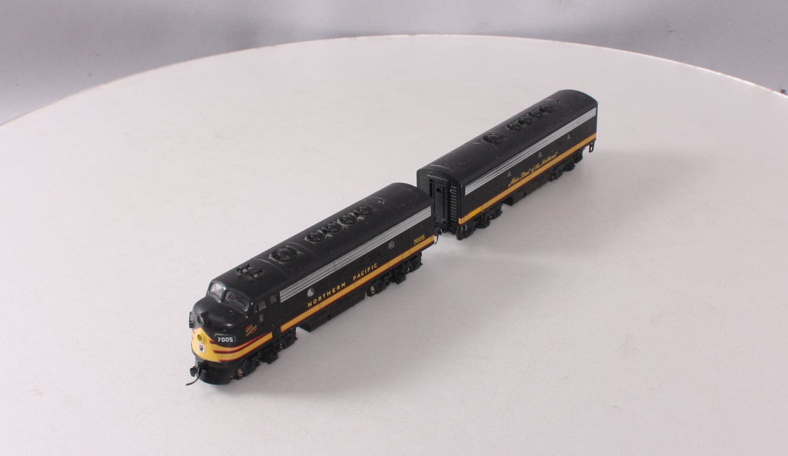Stewart 5913 HO Northern Pacific EMD F9 A/B Diesel Locomotive Kit #7005