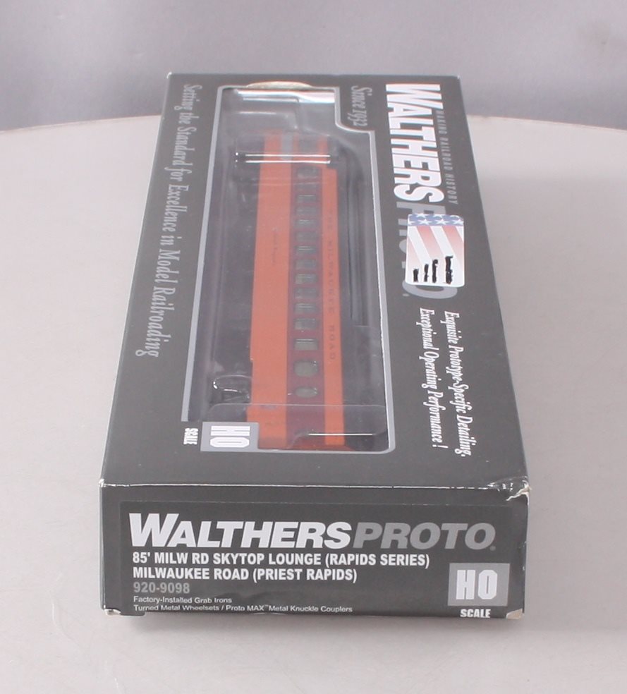 Walthers 920-9098 HO Milwaukee Road Skytop Lounge Car