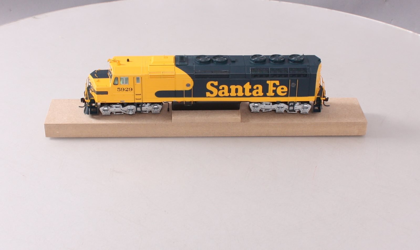 Athearn G67636 HO Scale Santa Fe F45 Diesel Locomotive w/DCC Sound #5929