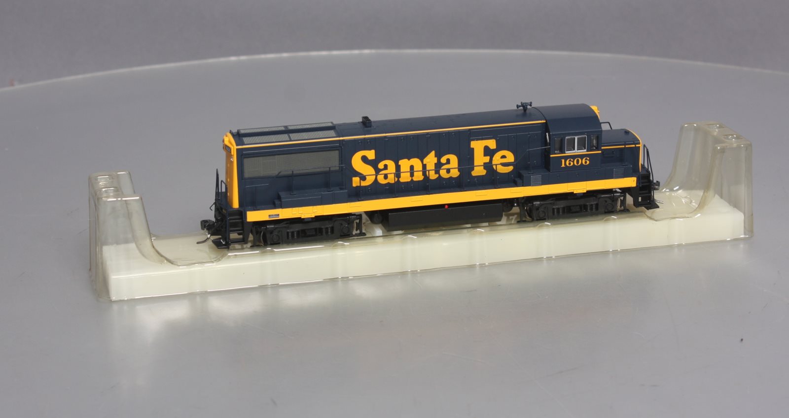 Bowser 23831 HO Santa Fe GE U25B Diesel Locomotive #1606 - Standard DC
